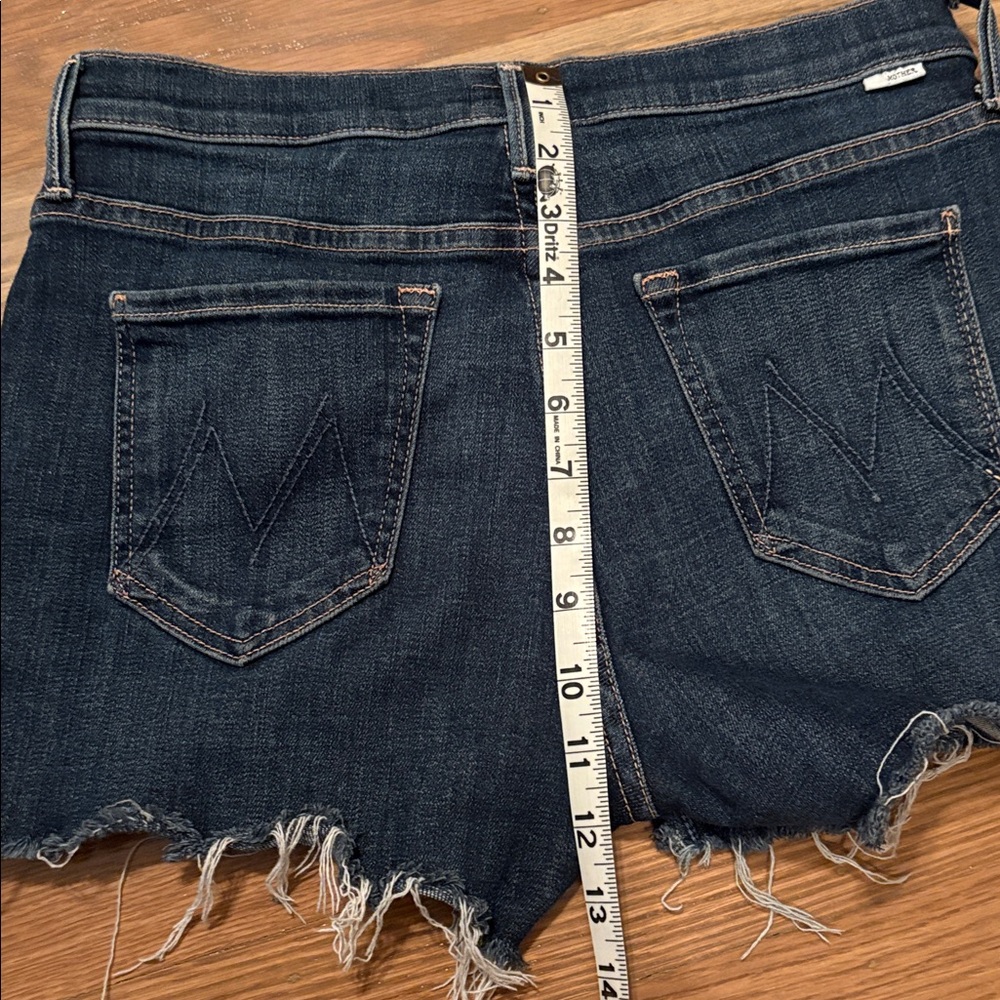 Dark Wash Denim Women's Cutoff Shorts. Mother the charmer fray short. 27 euc - Picture 12 of 12